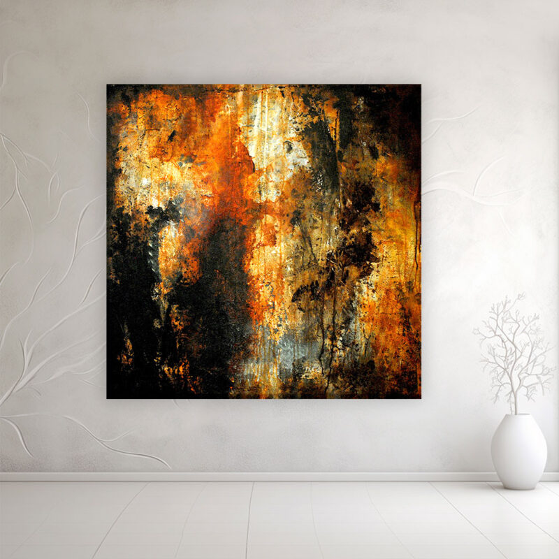 Råt abstrakt maleri med mørk tekstur - Beneath the surface, Moderne indretning med personlig kunst – det store kvadratiske maleri "Beneath the surface" hænger på en lys væg i et minimalistisk rum.