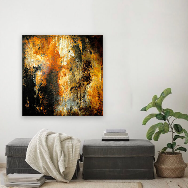 Råt abstrakt maleri med mørk tekstur - Beneath the surface, Moderne indretning med personlig kunst – det store kvadratiske maleri "Beneath the surface" hænger over to grå puffer i en lys stue.