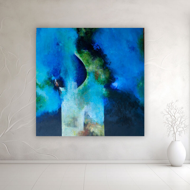 Blåt og grønt abstrakt maleri - Earth and water, Moderne indretning – det store blå maleri "Earth and water" placeret på en lys væg i en moderne og minimalistisk setting.