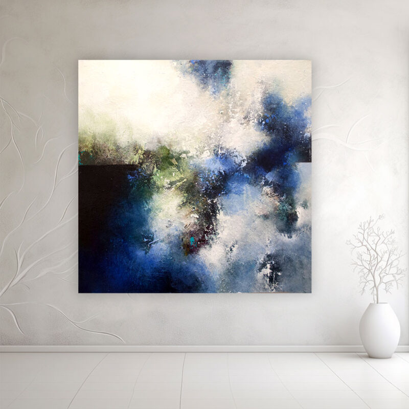Blåt og hvidt abstrakt unika maleri, Moderne indretning med meditativ kunst – det store maleri "Silence in mind" monteret på en lys væg i et lyst minimalistisk rum.
