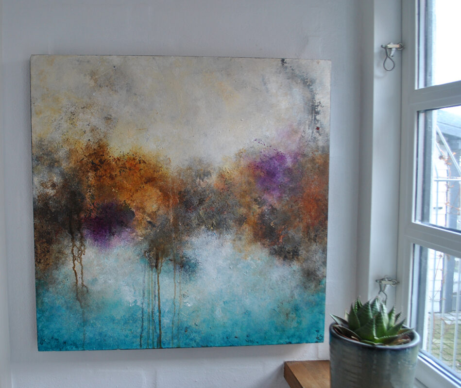 viser maleriet "'Curly thoughts" (31210) af louise sellebjerg. Maleriet er i turkise, graa, lilla, hvide og gyldne farver-60x60 cm-5000kr