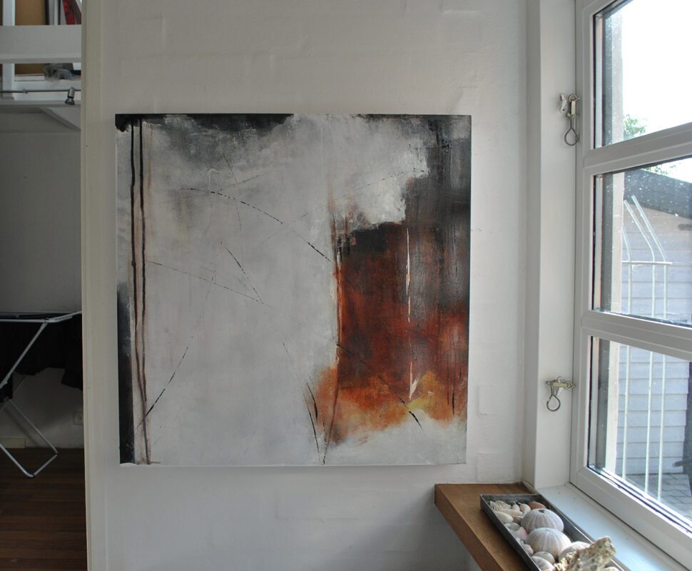 viser maleriet "Wondering" (31230) af louise sellebjerg. Maleriet er i hvide, sorte, graa og rustroede farver-60x60 cm-5000kr