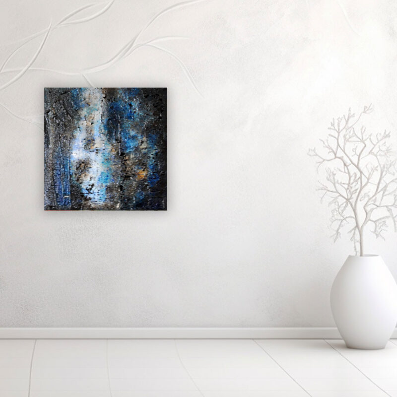 Abstrakt maleri i blå og hvid - Deep blue water af Louise Sellebjerg, Indretning med små malerier – blåt unika værk placeret over en sofa i en lys setting - nordisk og minimalistisk stil.