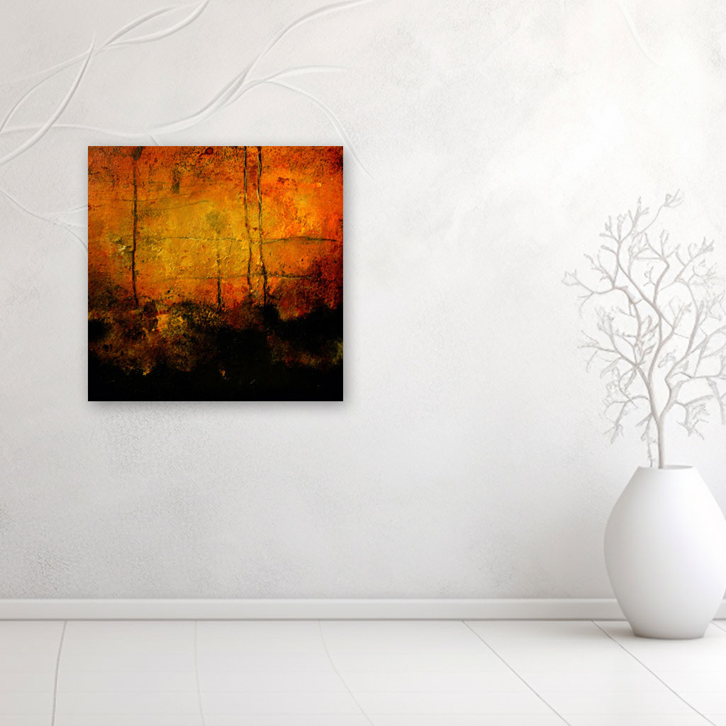 Abstrakt maleri med solopgang - Sunrise af Louise Sellebjerg, indretning med små malerier, gyldent unika værk placeret i en moderne minimalistisk setting