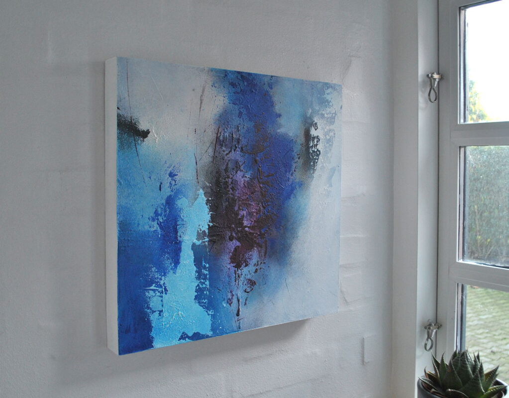 Lyst abstrakt maleri i blå - Blue af Louise Sellebjerg, Detalje af de vertikale azurblå farvelag og violette eksplosioner i det lille maleri.