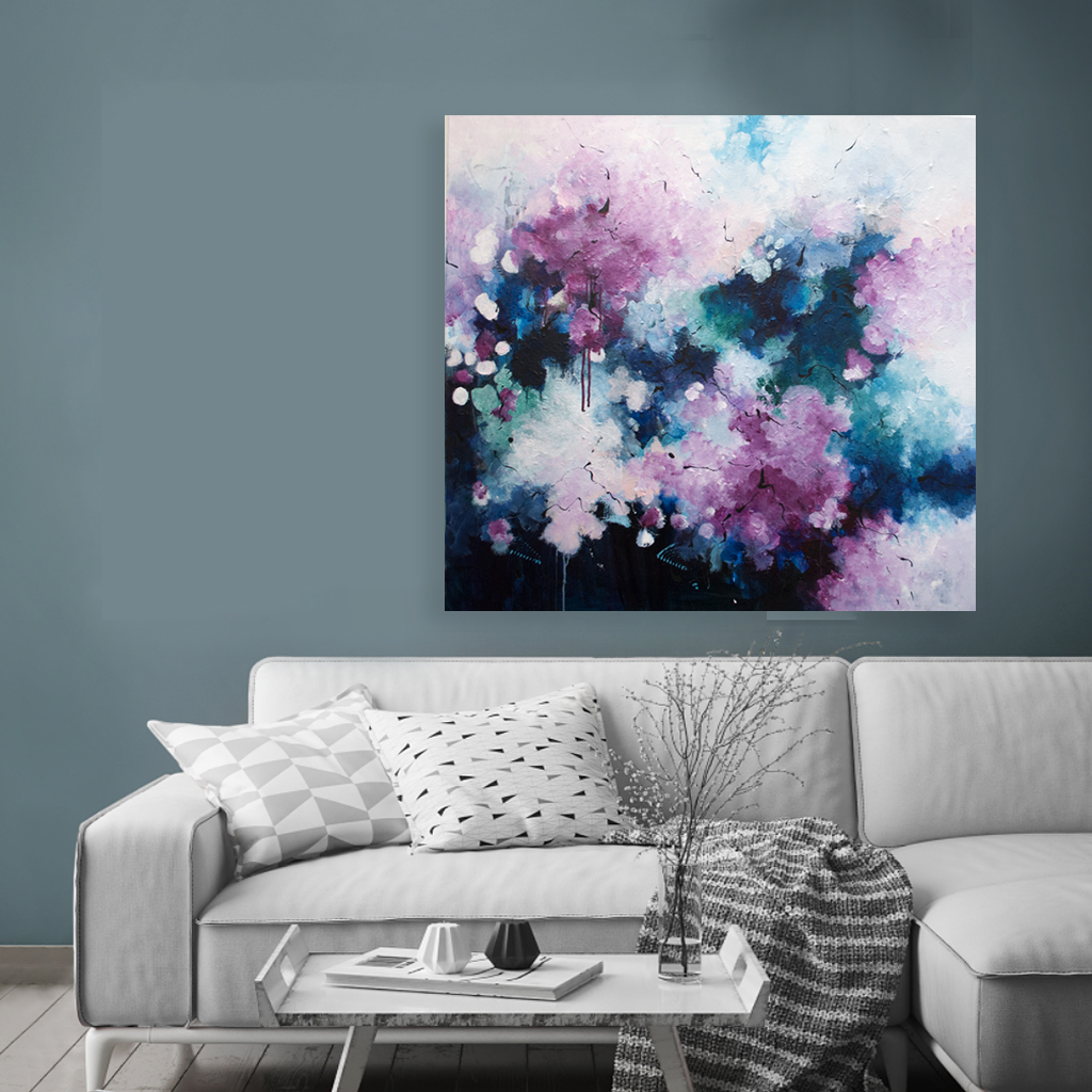 Stort moderne lilla maleri - Complexity of life, Moderne stue med lys sofa – det store kvadratiske maleri "Complexity of life" hænger som et farverigt samlingspunkt over sofaen.