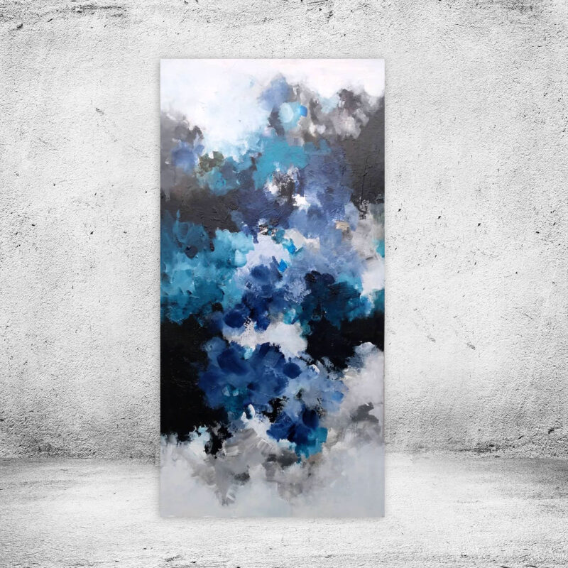 The power of the ocean – stort vertikalt unika maleri 60x120 cm med dybe marineblå, turkise og hvide nuancer.