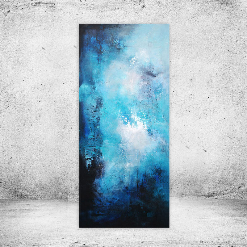 Stort abstrakt blåt maleri - Feel the world, ekstra højt vertikalt unika maleri 60x140 cm med en lysende turkis midte og dybe midnatsblå nuancer i bunden.